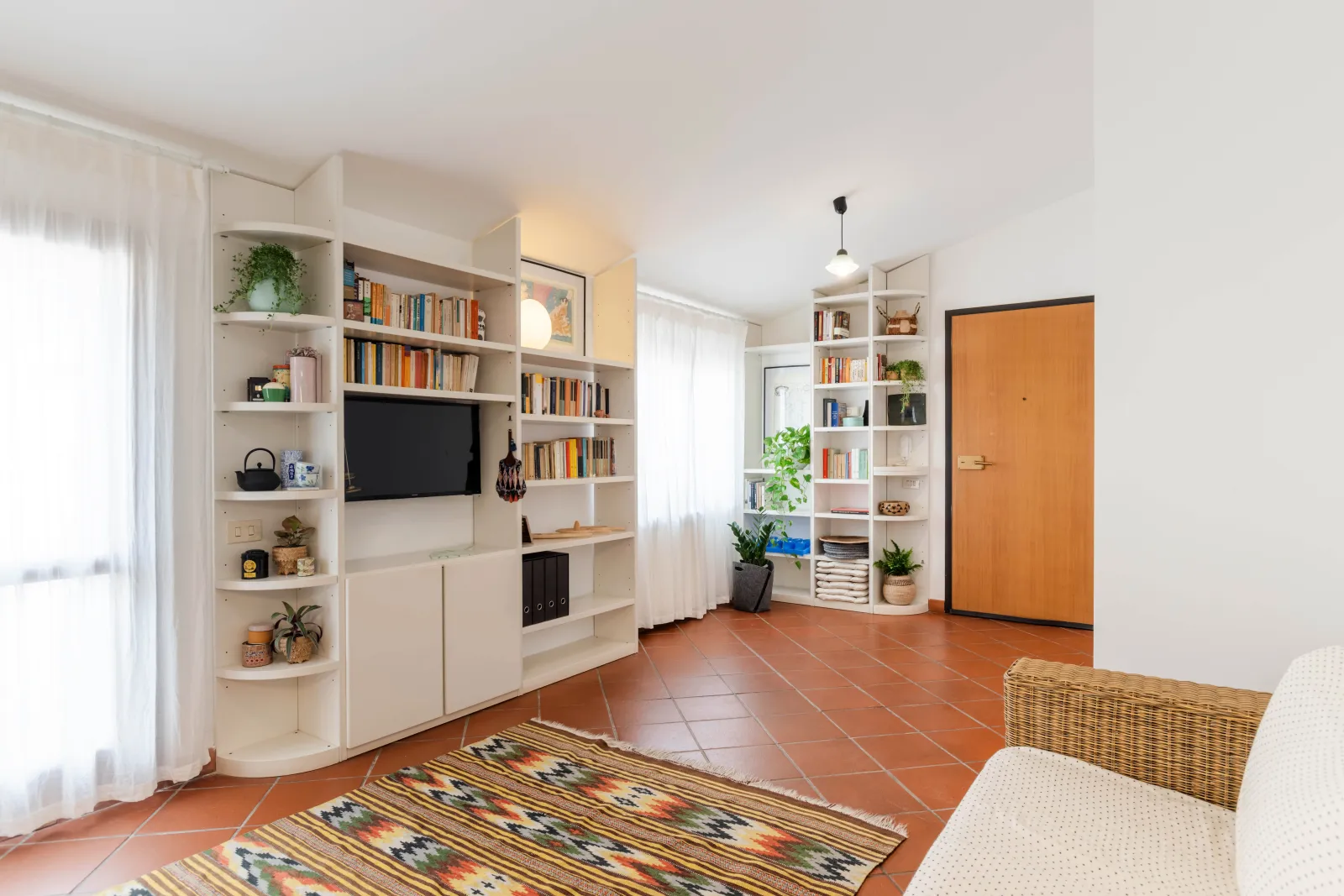 Soggiorno con libreria