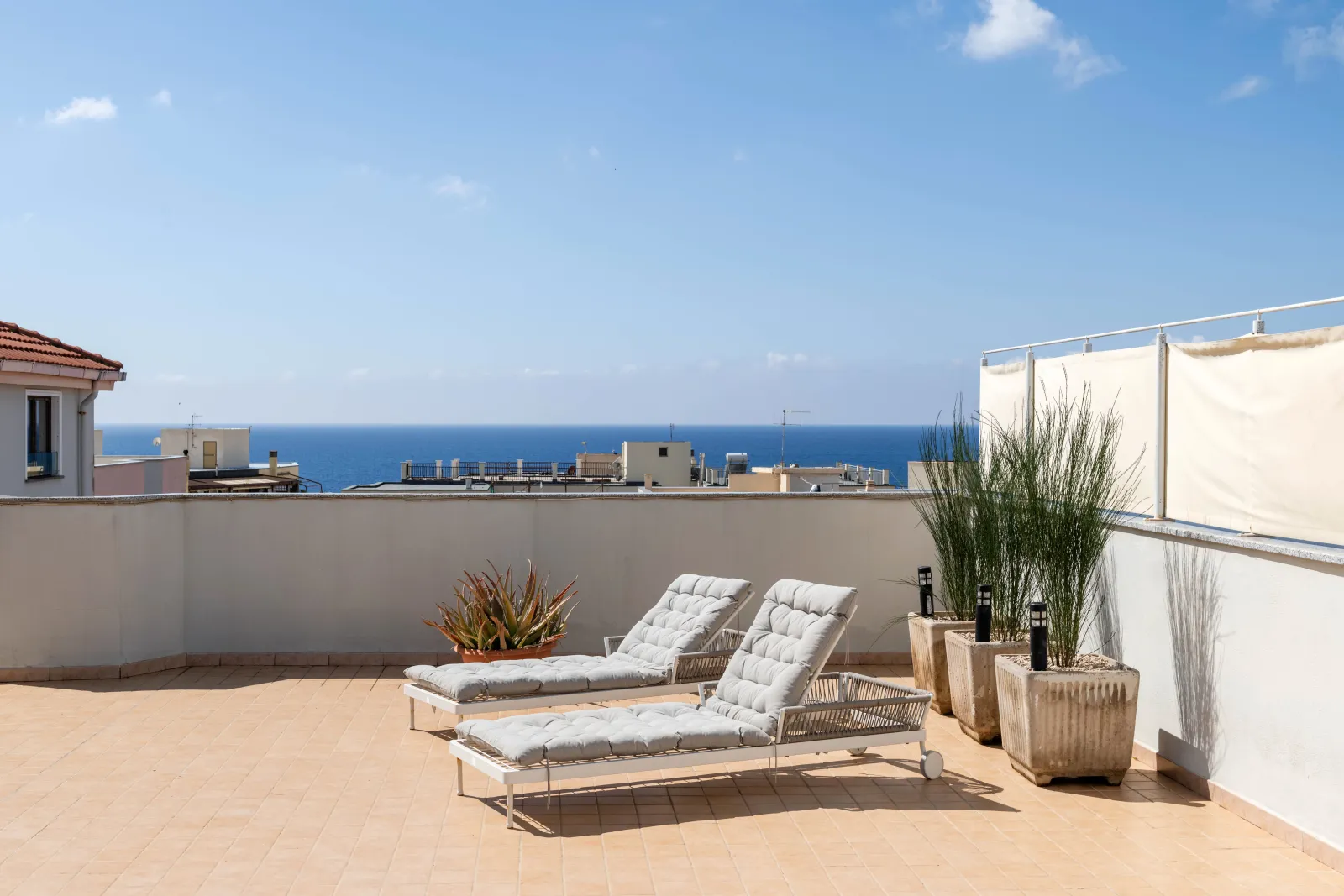 Terrazza con lettini