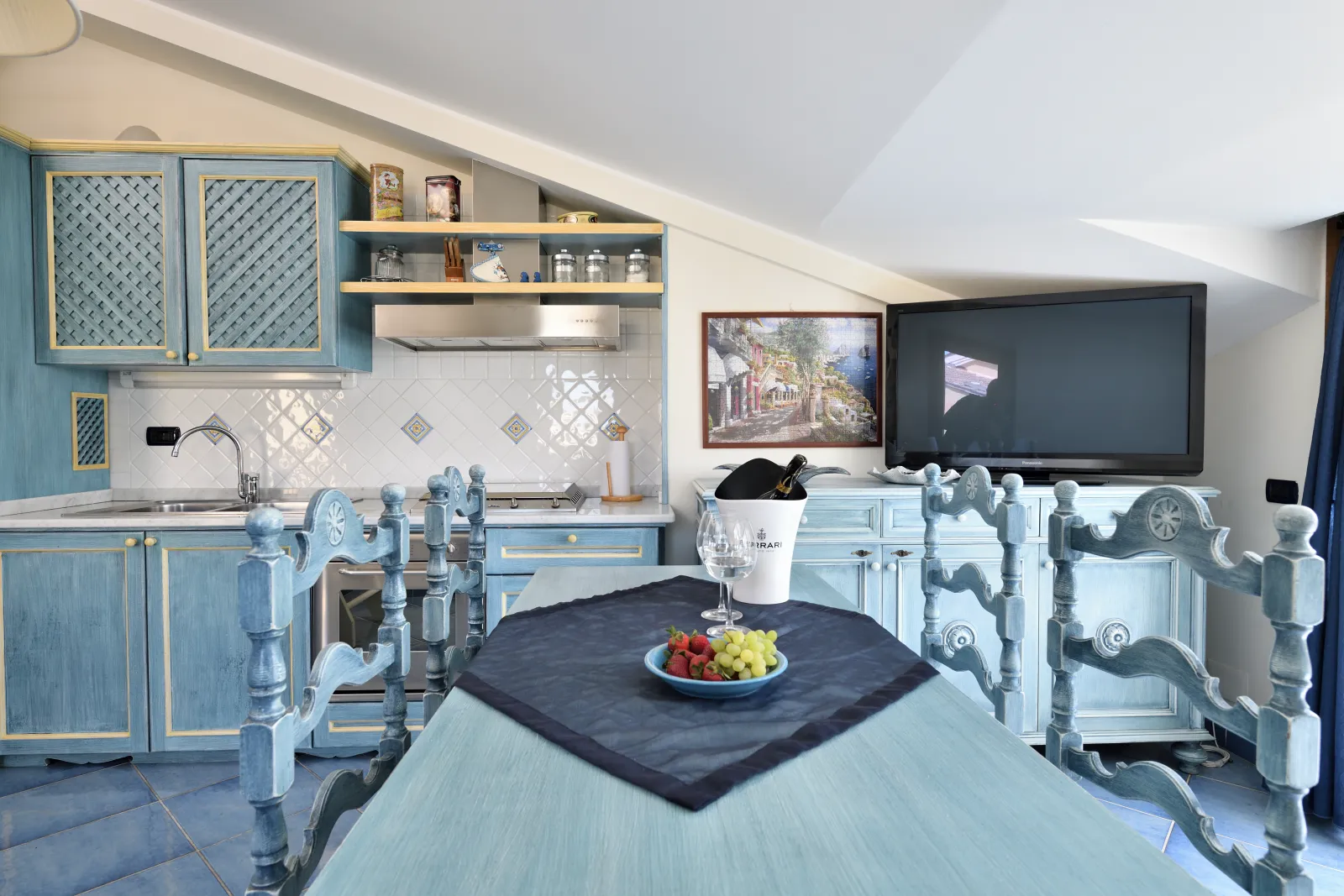 Cucina e tavolo da pranzo