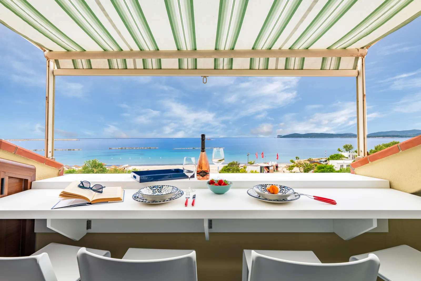 Terrazza con tenda da sole e vista sul golfo di Alghero
