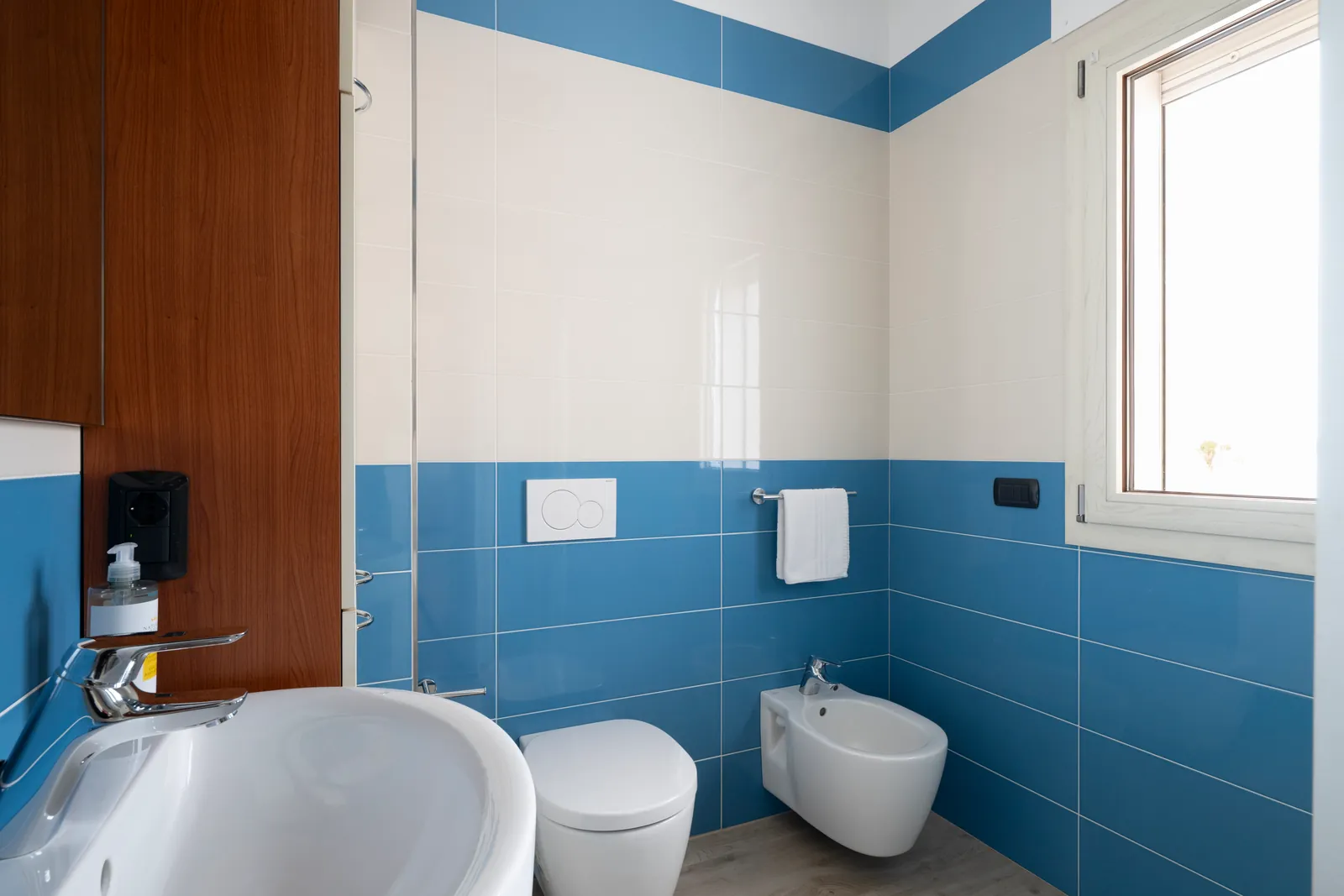 Bagno con lavabo, wc e bidet