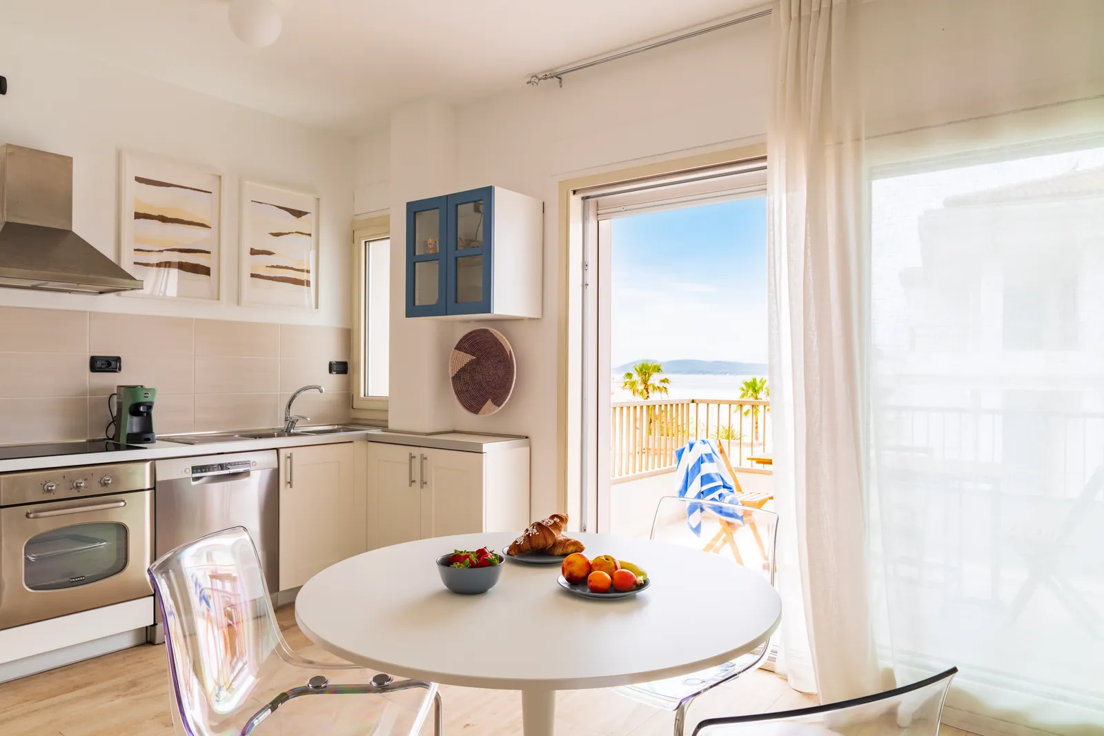 Cucina e tavolo accanto alla porta finestra sulla terrazza
