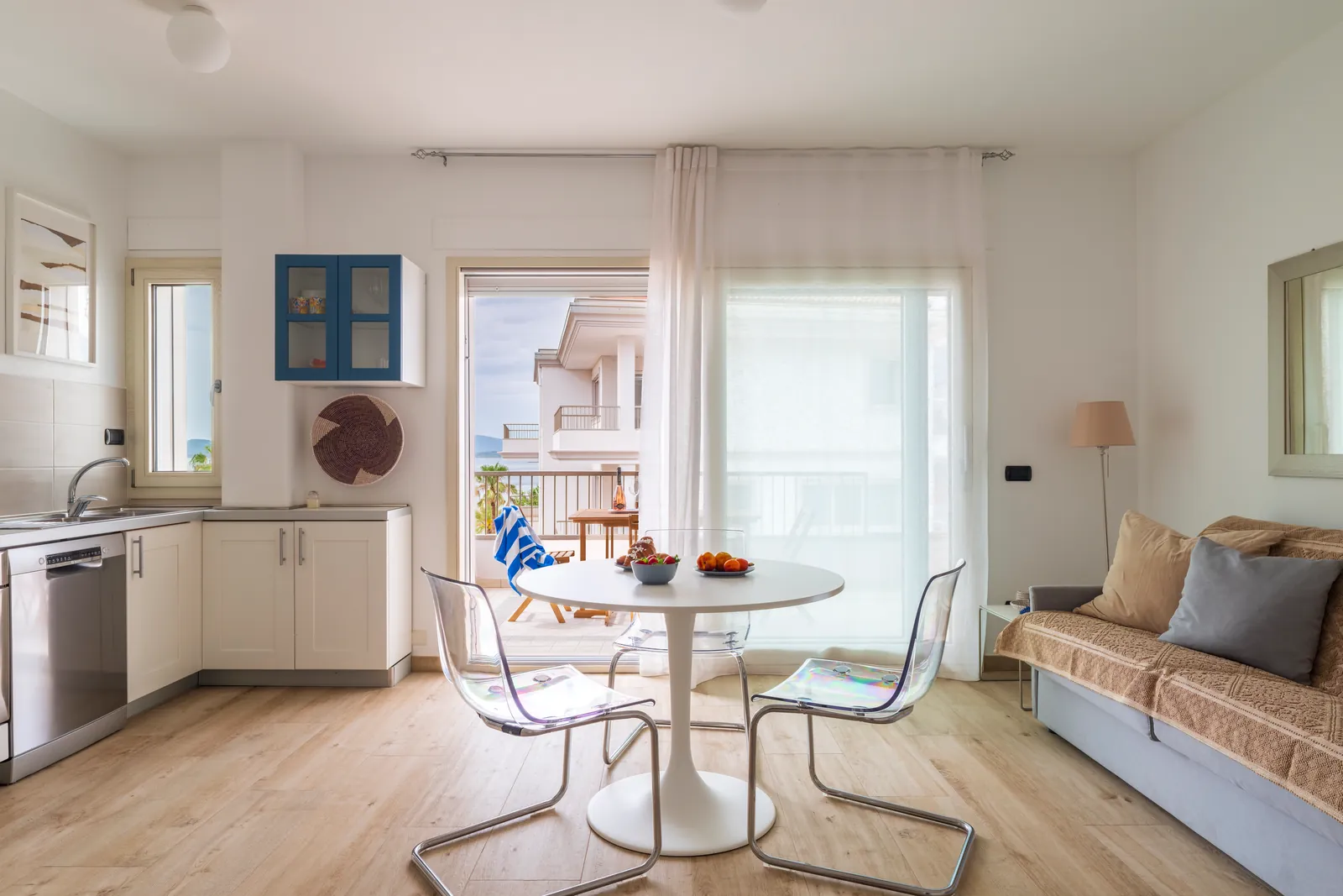 Monolocale luminoso con cucina, tavolo e divano