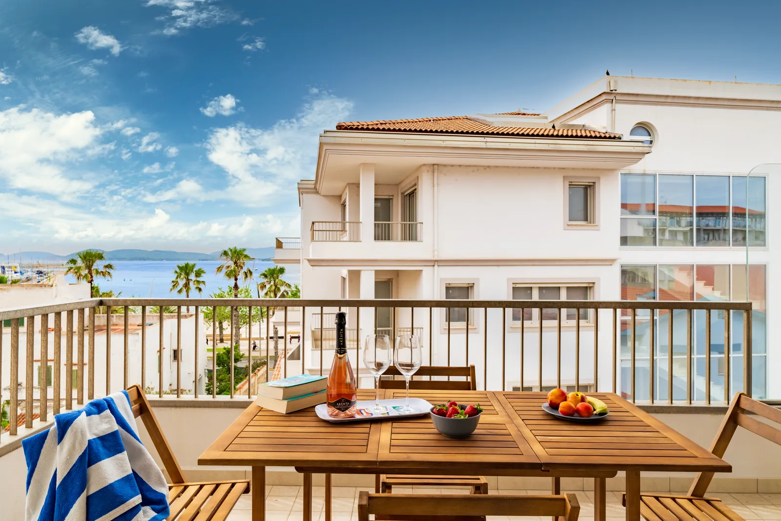 Tavolo in terrazza con vista sul mare