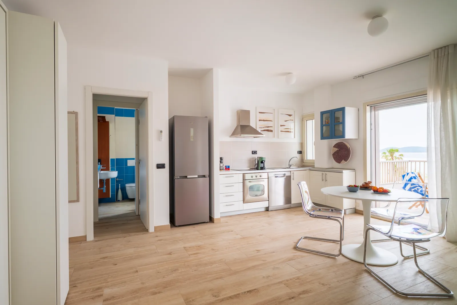 Vista d'insieme dall'ingresso: cucina, tavolo e finestra