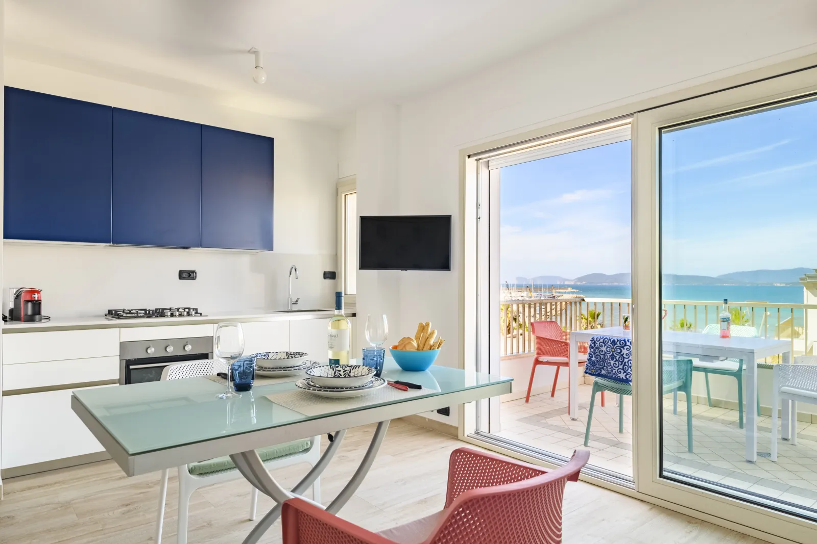 Cucina con vista mare